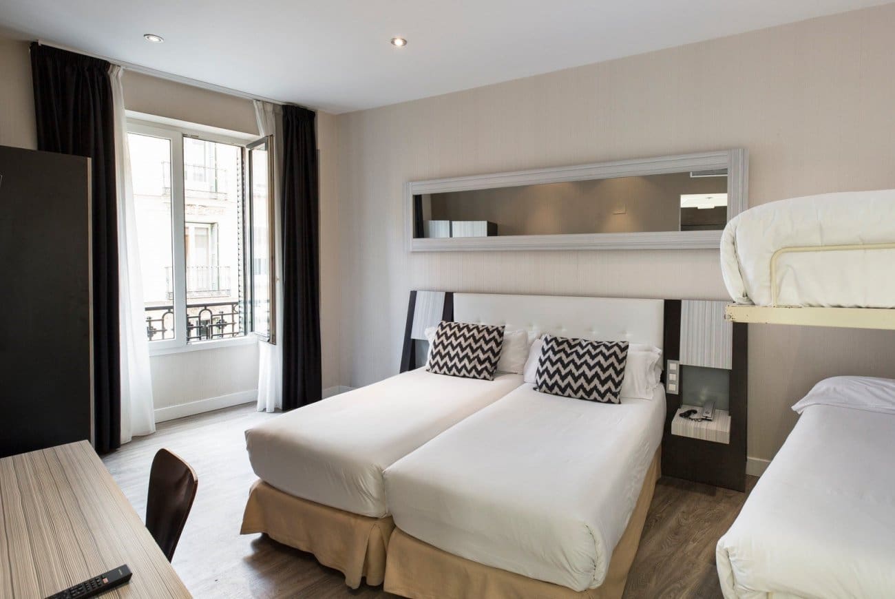 204-petit-palace-triball-quadruple-room-panoramic-and-window