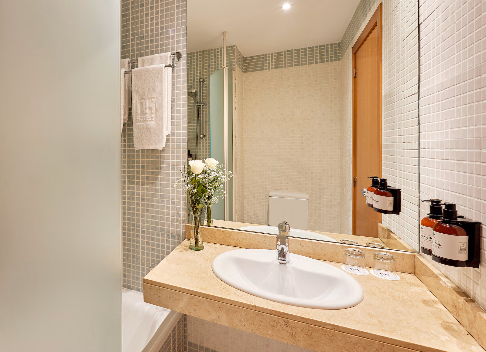 NH_Valencia_Las_Ciencias_Room_Bathroom_Standard_Mirror_Front