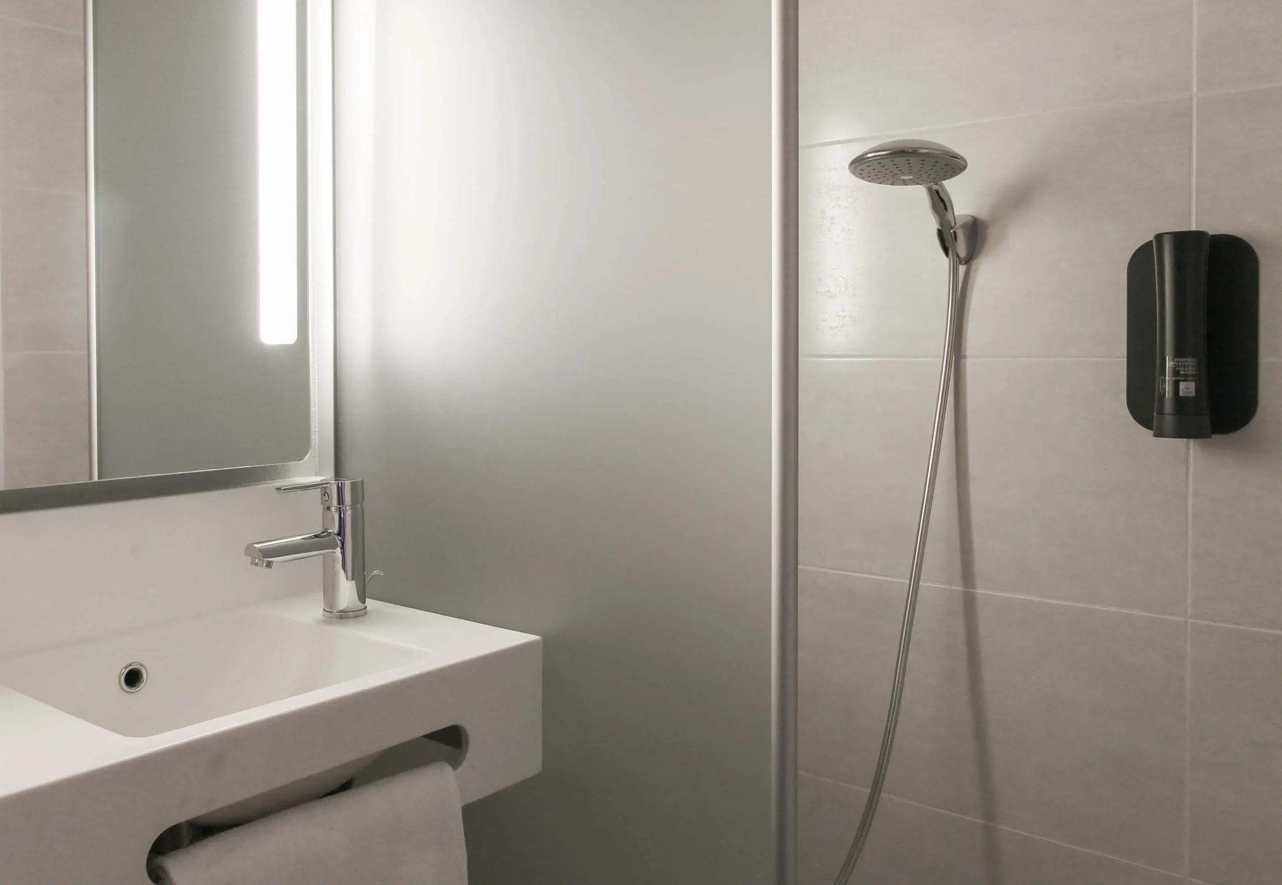 hotel-marseille-prado-velodrome_4584_bathroom-26219_0