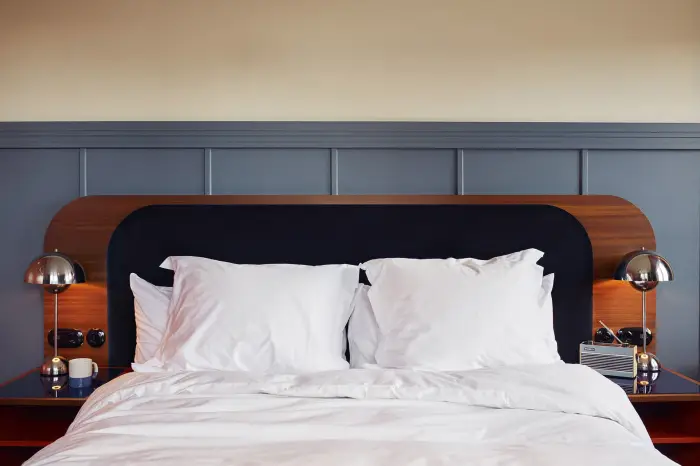 220316_Hoxton_Lloyd6400_V1a-min