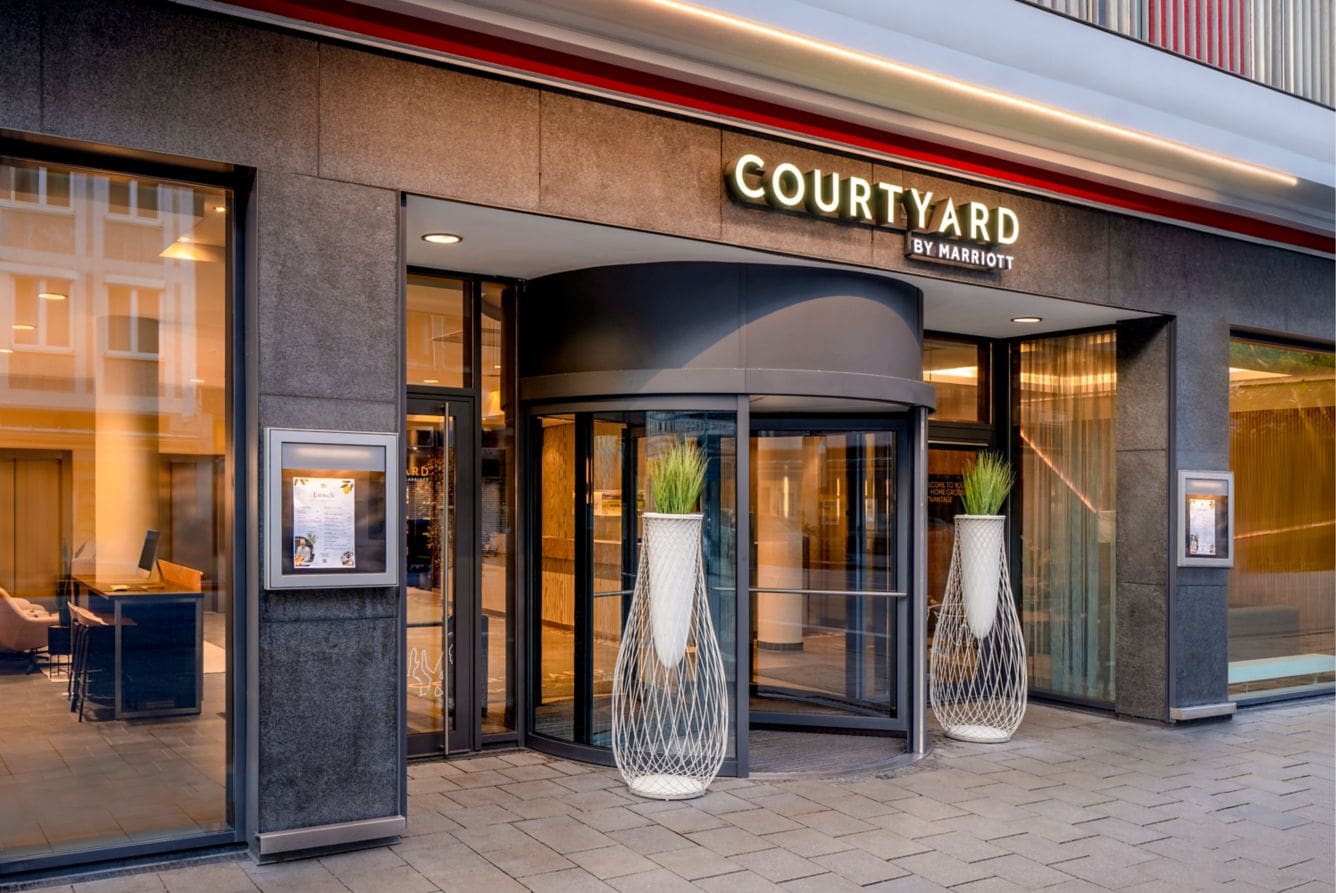 cy-muccy-hotel-entrance---lo-24880-32904_Classic-Hor