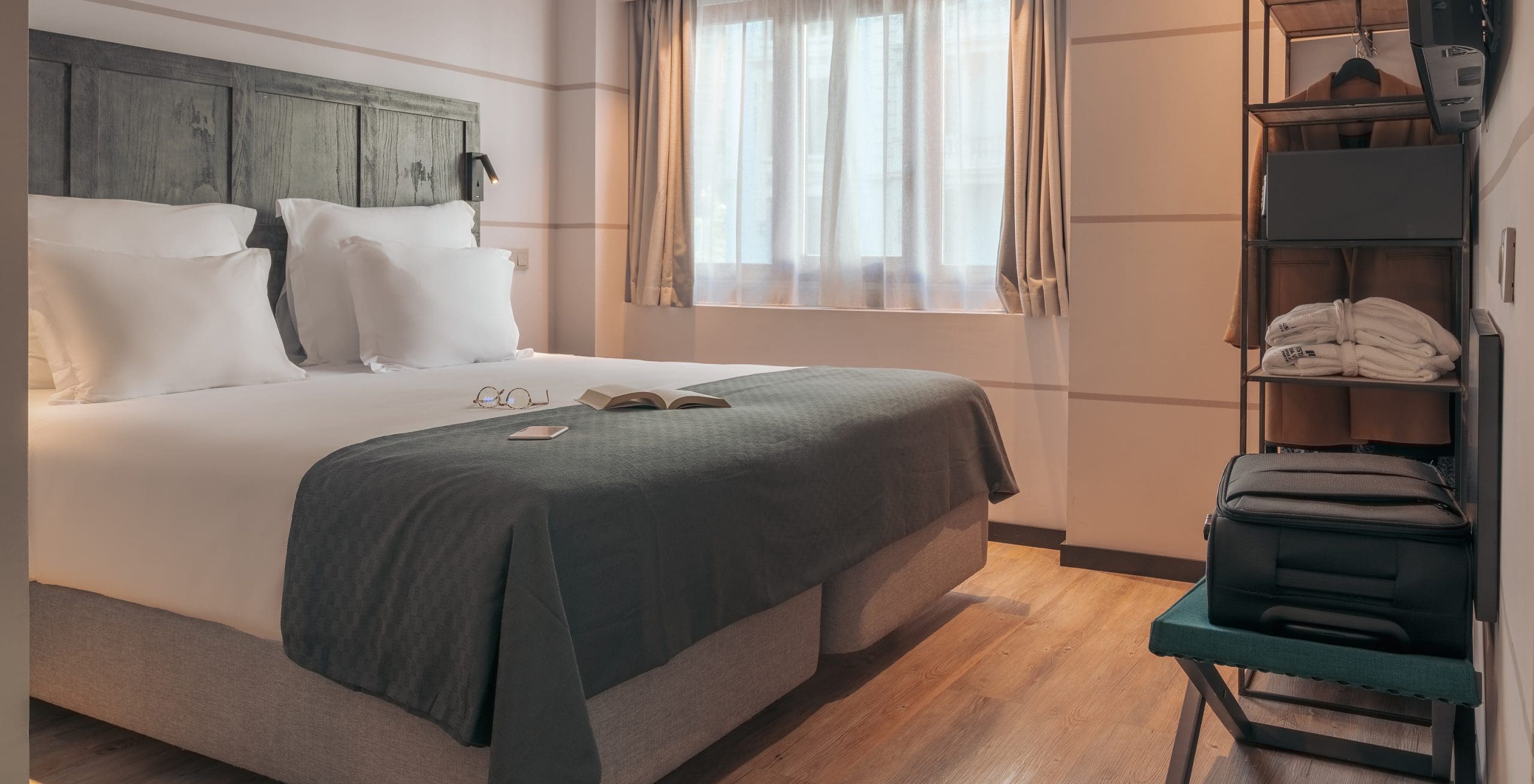 pestana-lisboa-vintage-gallery-accommodation-deluxe-bed