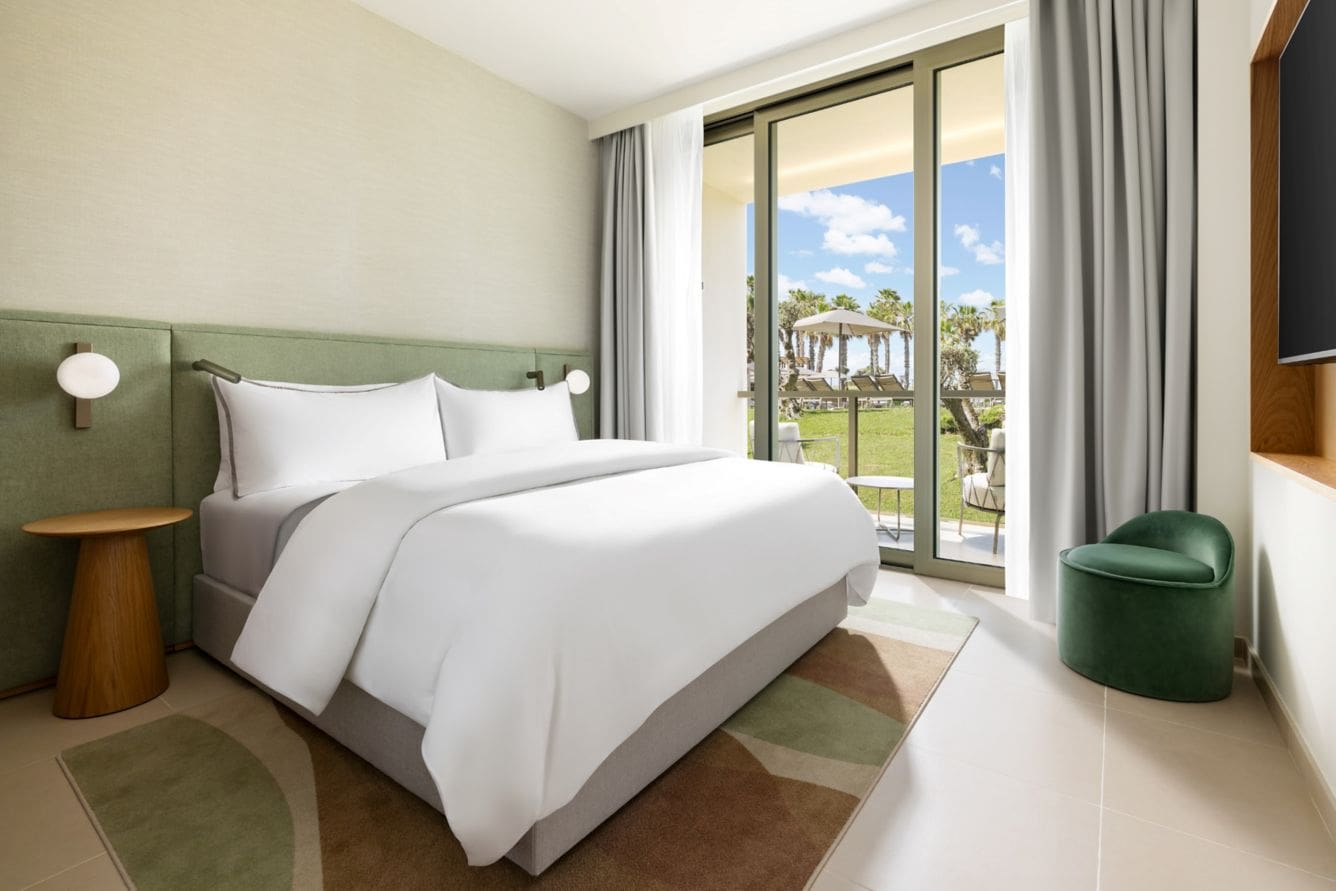 wi-faoaa-deluxe-king-room-17375_Classic-Hor