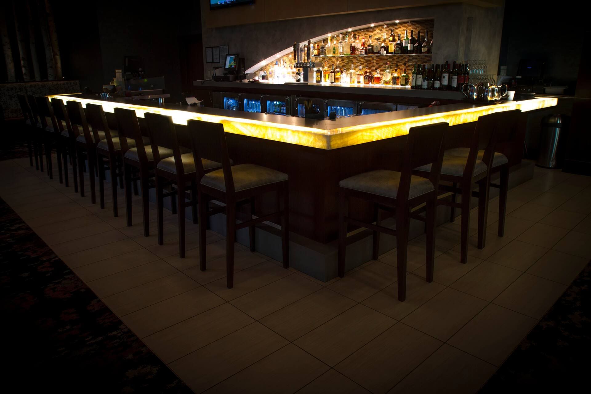 1500px-small-side-embassy-suites-denver-bar