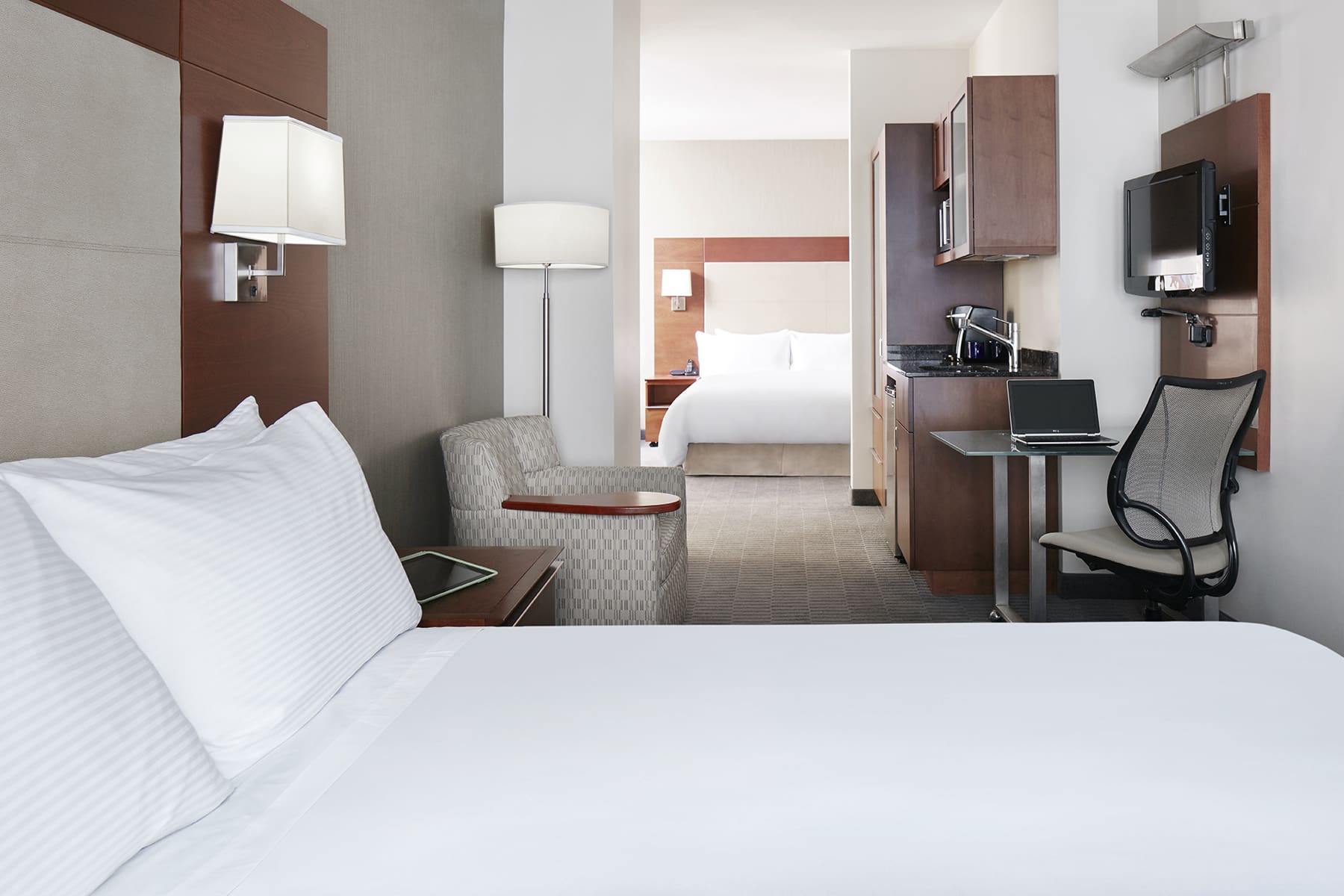 511-2BEDROOM-SUITE_CQ_WACKER_0330