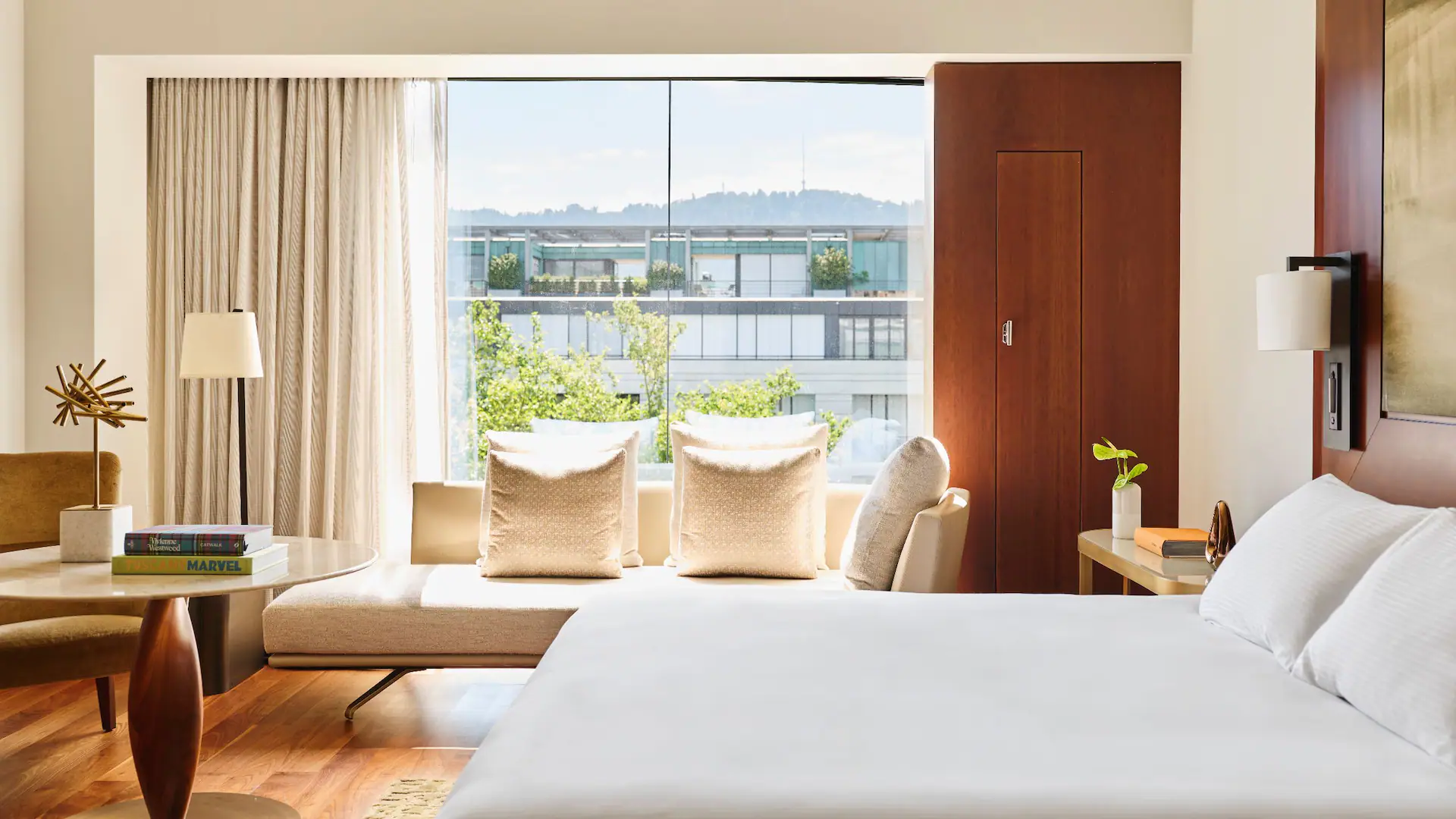 ZURPH-P1475-King-Room-High-Floor-Bed.16x9