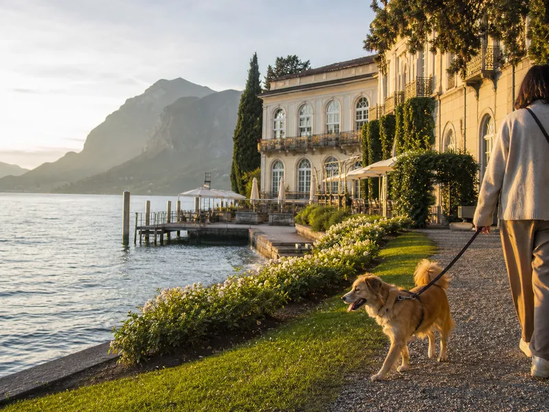 Angeleinte Hund in einer villa am See, Garten inspiriert von Hotel Villa Maria Au Lac in Toscolano Maderno