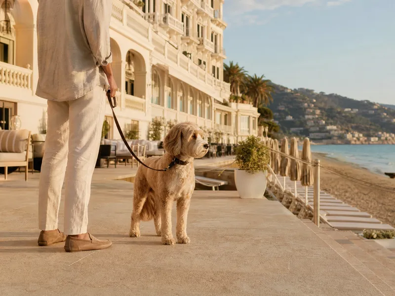 Hund an der Leune auf der Strandterrasse des Grand Hotel Alassio Beach and Spa